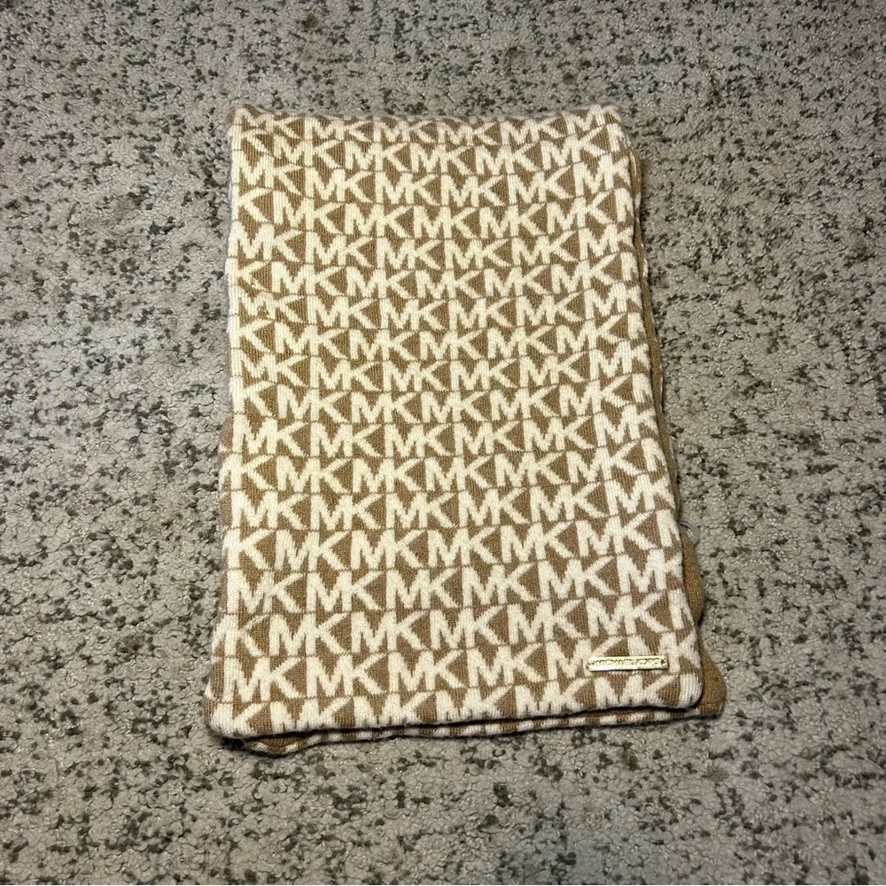MICHEAL Micheal Kors 100% Merino Wool Tan & White Signature Scarf